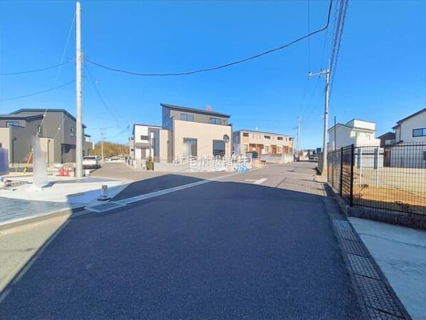 前面道路を含めた現地写真です。