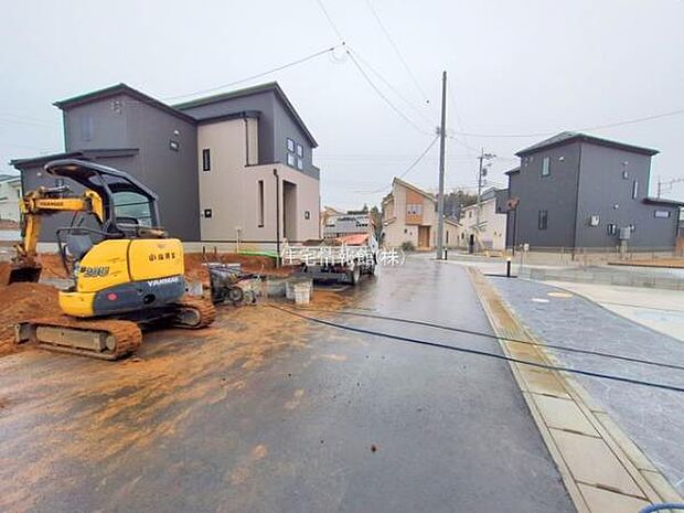前面道路を含めた現地写真です。