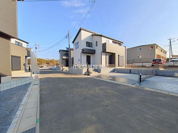 前面道路を含めた現地写真です。