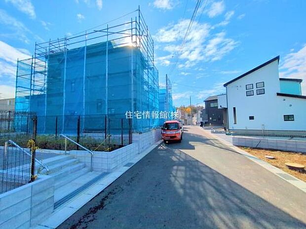 前面道路を含めた現地写真です。