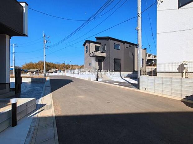 前面道路を含めた現地写真です。