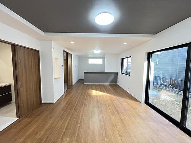 家族とゆったり時間を過ごせるリビングダイニング。