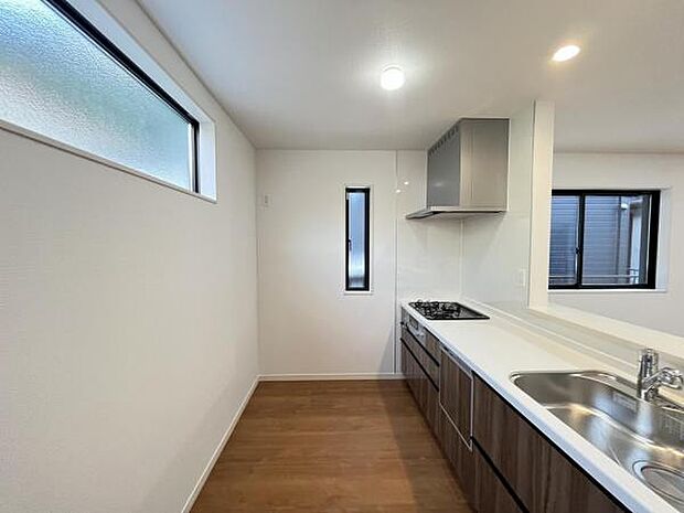 リビングが見渡せ、料理中も会話が弾む対面式キッチンです。