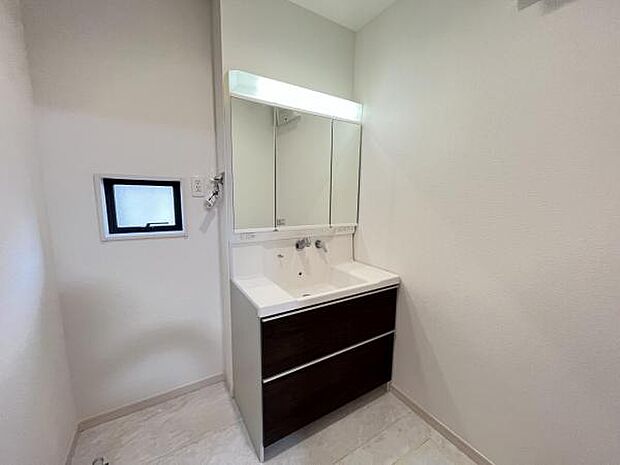 洗面化粧台です。朝の身支度から1日が始まります。