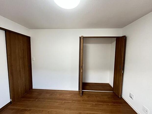 いつでもお部屋をスッキリお使い頂ける収納スペースを設置。