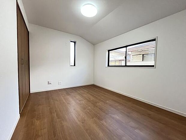 木の温もりが優しいフローリングの収納スペース付き洋室です。