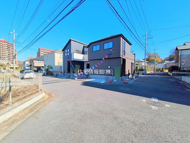 前面道路を含めた現地写真です。