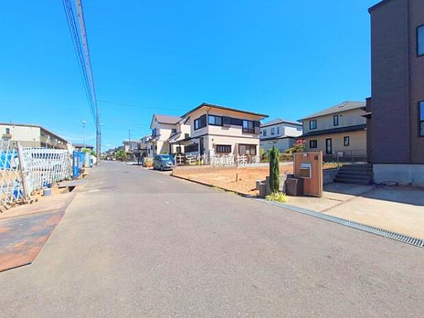 前面道路を含めた現地写真です。