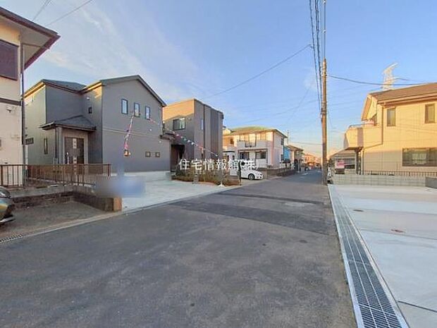 前面道路を含めた現地写真です。