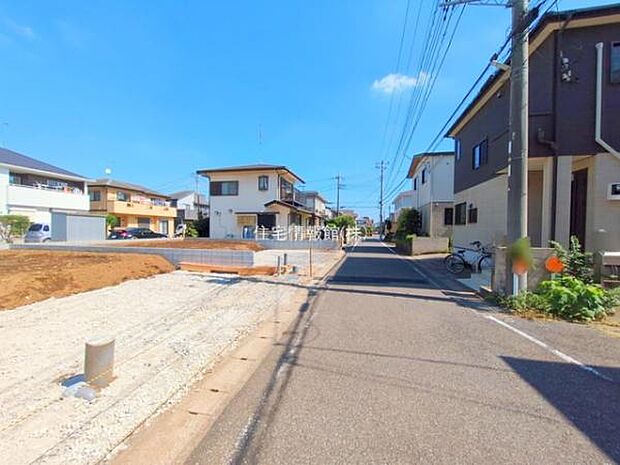 前面道路を含めた現地写真です。