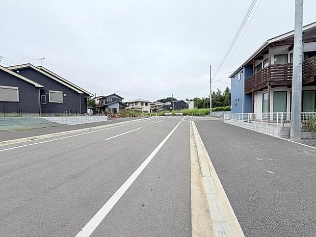 前面道路を含めた現地写真です。