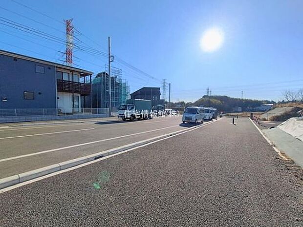 前面道路を含めた現地写真です。