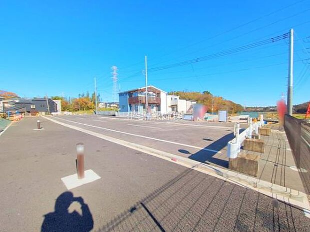 前面道路を含めた現地写真です。