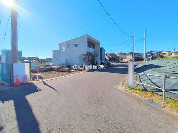 前面道路を含めた現地写真です。