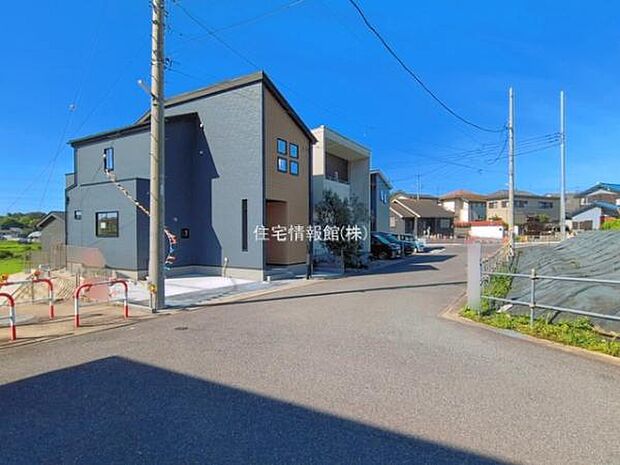 前面道路を含めた現地写真です。
