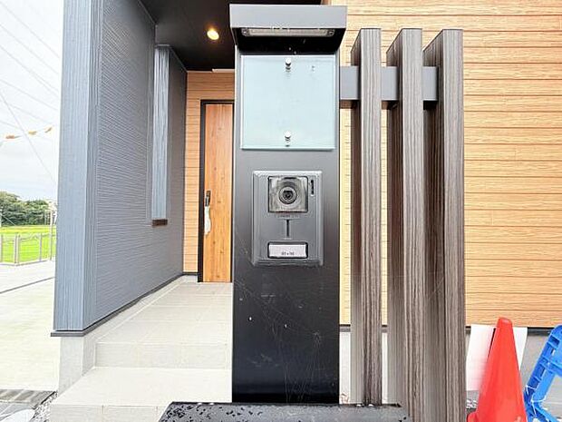 訪問者を確認できるTVモニター付きインターフォンです。