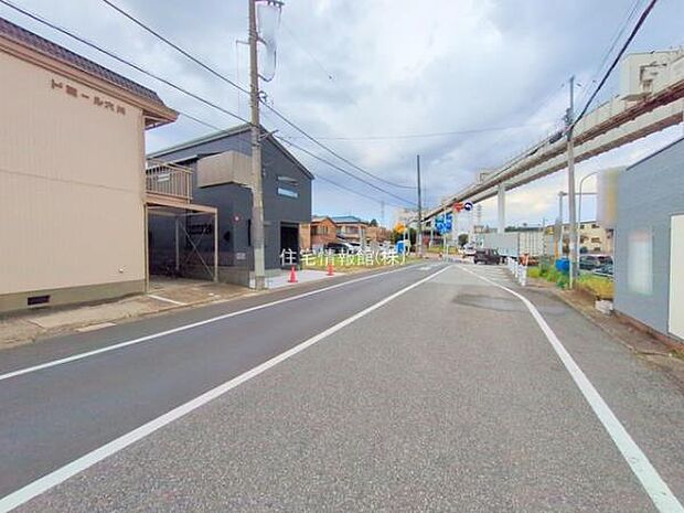 前面道路を含めた現地写真です。