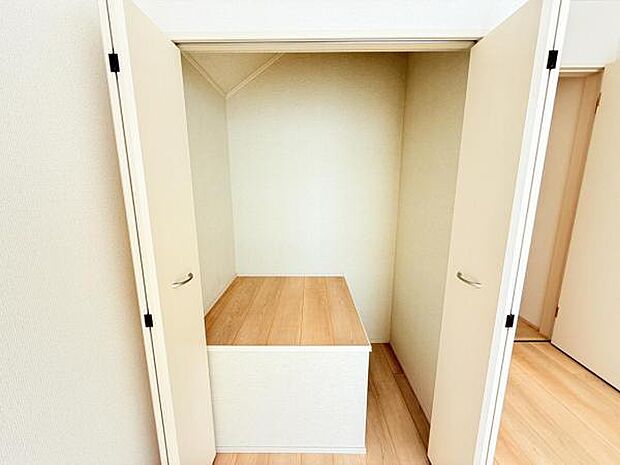 いつでもお部屋をスッキリお使い頂ける収納スペースを設置。