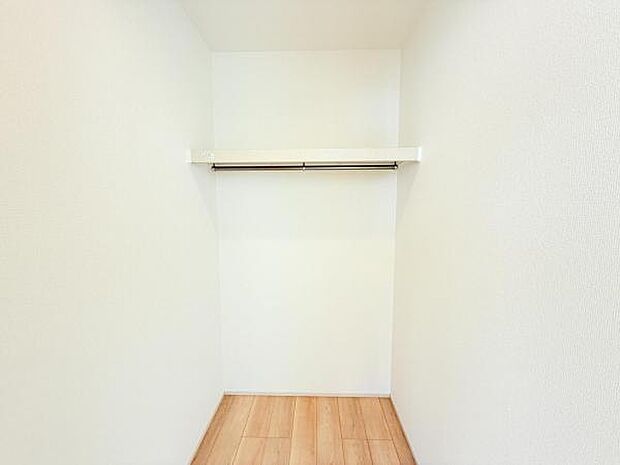 ウォークインクローゼットがあり収納スペースも豊富。季節物もスッキリ片付きそうです。