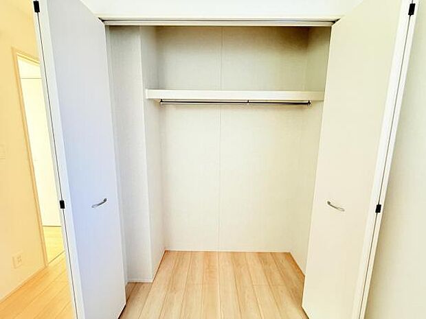 いつでもお部屋をスッキリお使い頂ける収納スペースを設置。