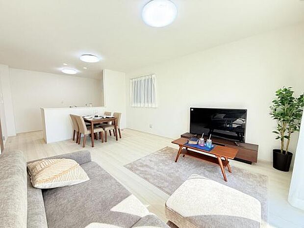 家族団らんの場所としてゆったりと居心地の良いリビングです。