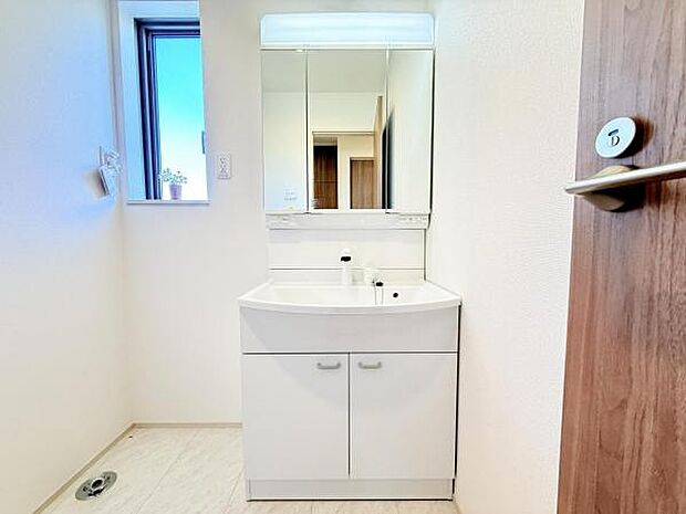 洗面化粧台です。朝の身支度から1日が始まります。