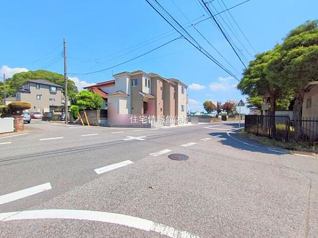 前面道路を含めた現地写真です。