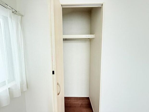 いつでもお部屋をスッキリお使い頂ける収納スペースを設置。