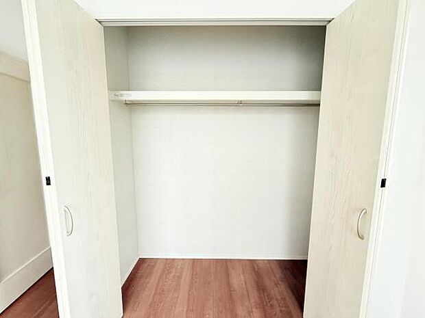 いつでもお部屋をスッキリお使い頂ける収納スペースを設置。