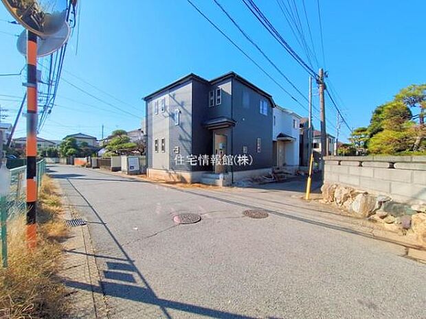 前面道路を含めた現地写真です。