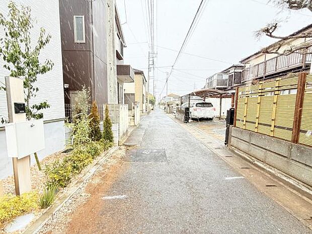 前面道路を含めた現地写真です。