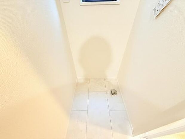 独立洗面台の横にはランドリースペースがございます。