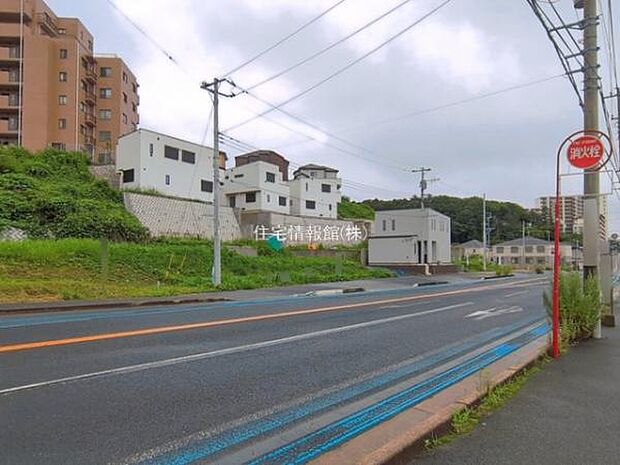 前面道路を含めた現地写真です。