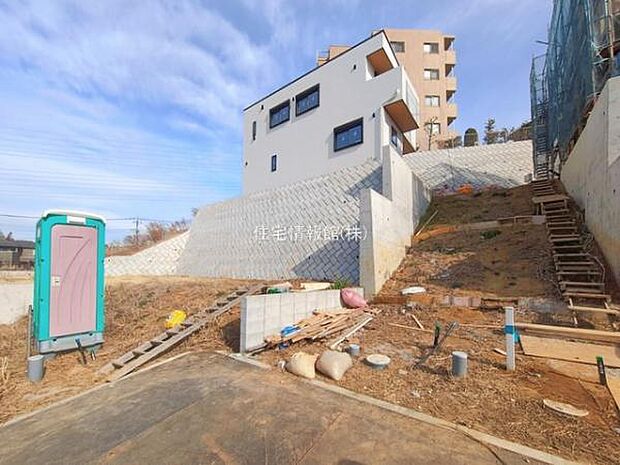 前面道路を含めた現地写真です。