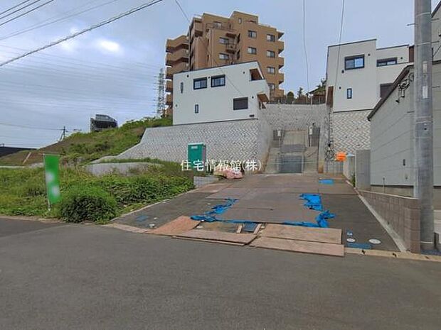 前面道路を含めた現地写真です。