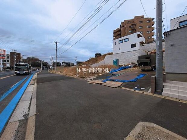 前面道路を含めた現地写真です。