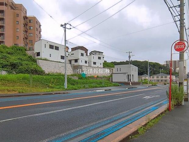 前面道路を含めた現地写真です。