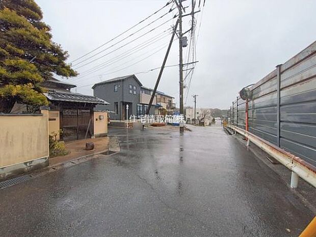 前面道路を含めた現地写真です。