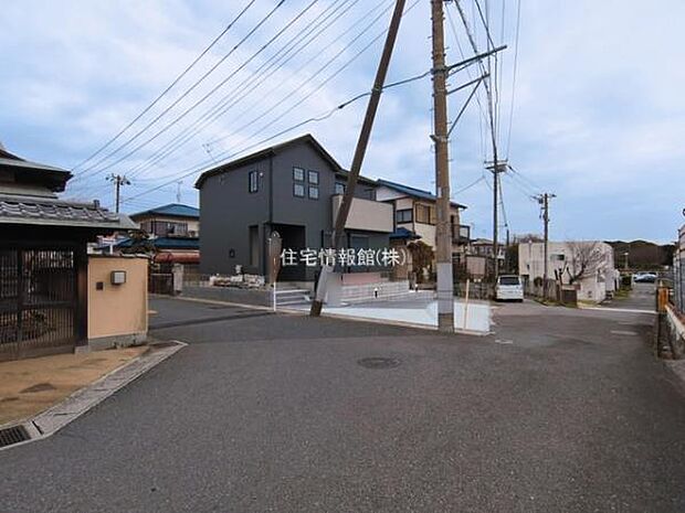 前面道路を含めた現地写真です。