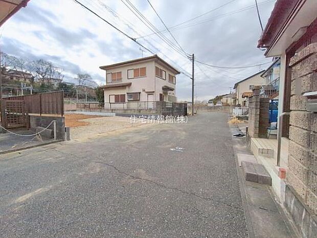 前面道路を含めた現地写真です。