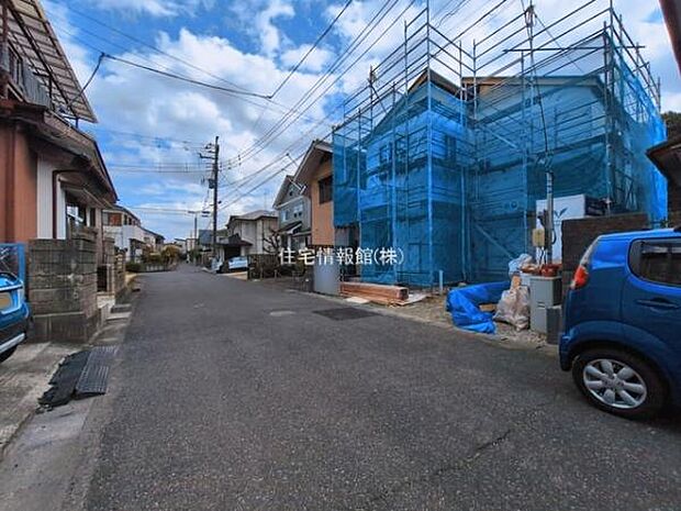 前面道路を含めた現地写真です。