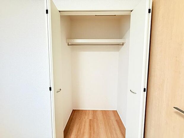 いつでもお部屋をスッキリお使い頂ける収納スペースを設置。