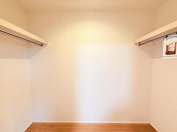 ウォークインクローゼットがあり収納スペースも豊富。季節物もスッキリ片付きそうです。