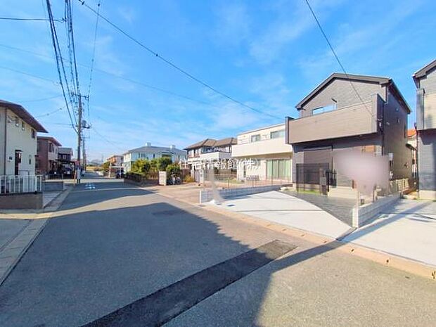 前面道路を含めた現地写真です。