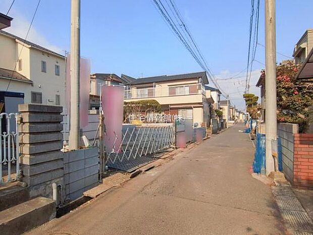前面道路を含めた現地写真です。
