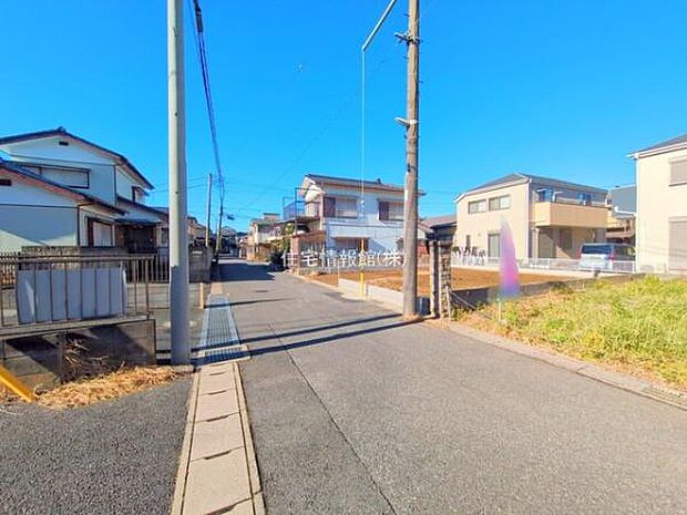 前面道路を含めた現地写真です。