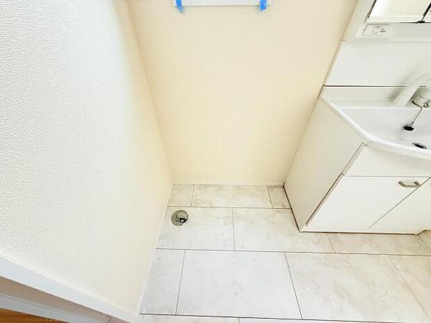 独立洗面台の横にはランドリースペースがございます。