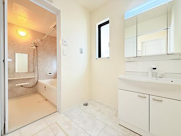 脱衣所は小さなお子様がいるご家庭にも重宝されます。