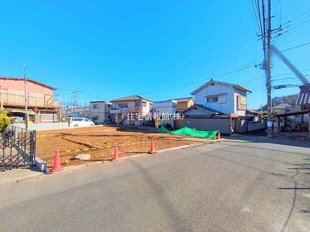 前面道路を含めた現地写真です。