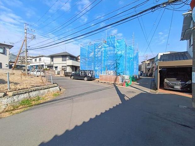 前面道路を含めた現地写真です。